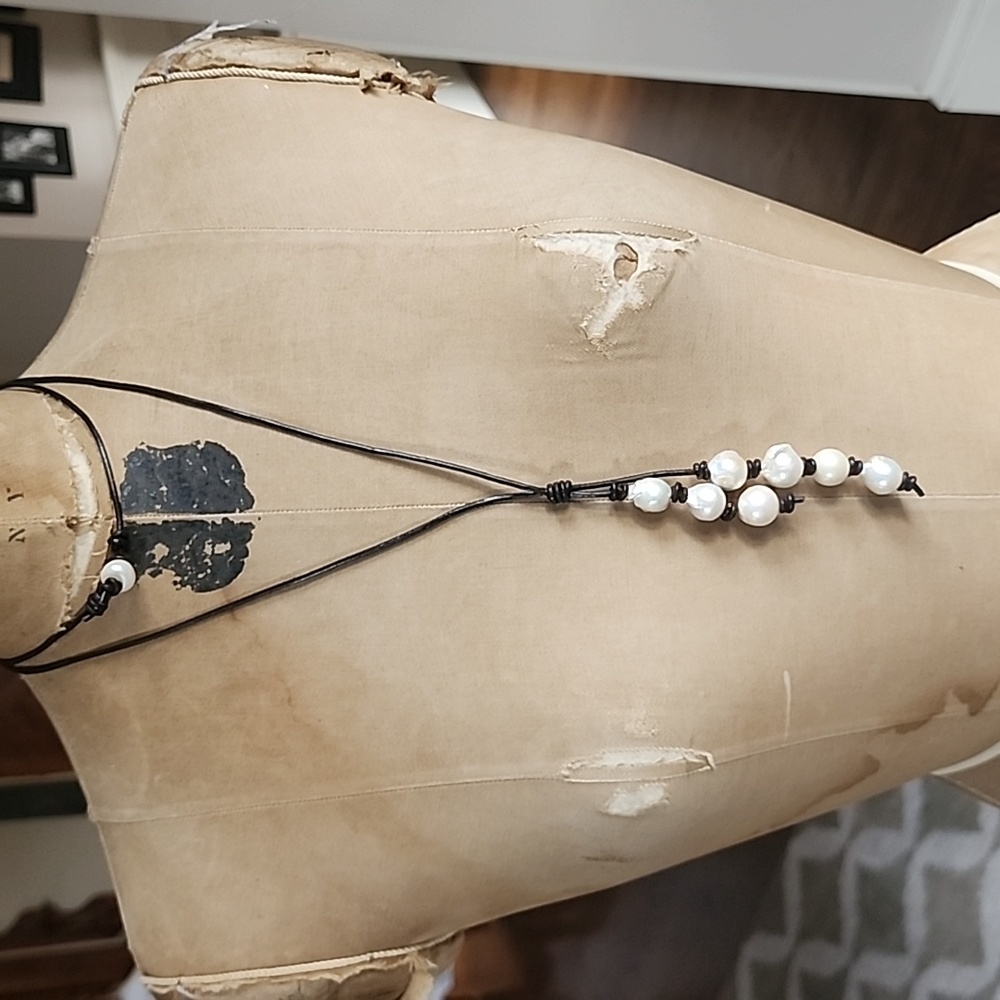 Leather/pearl laureate necklace